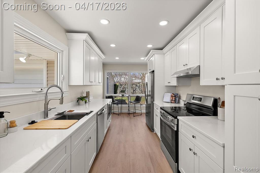 Fully Renovated Eat-In Kitchen