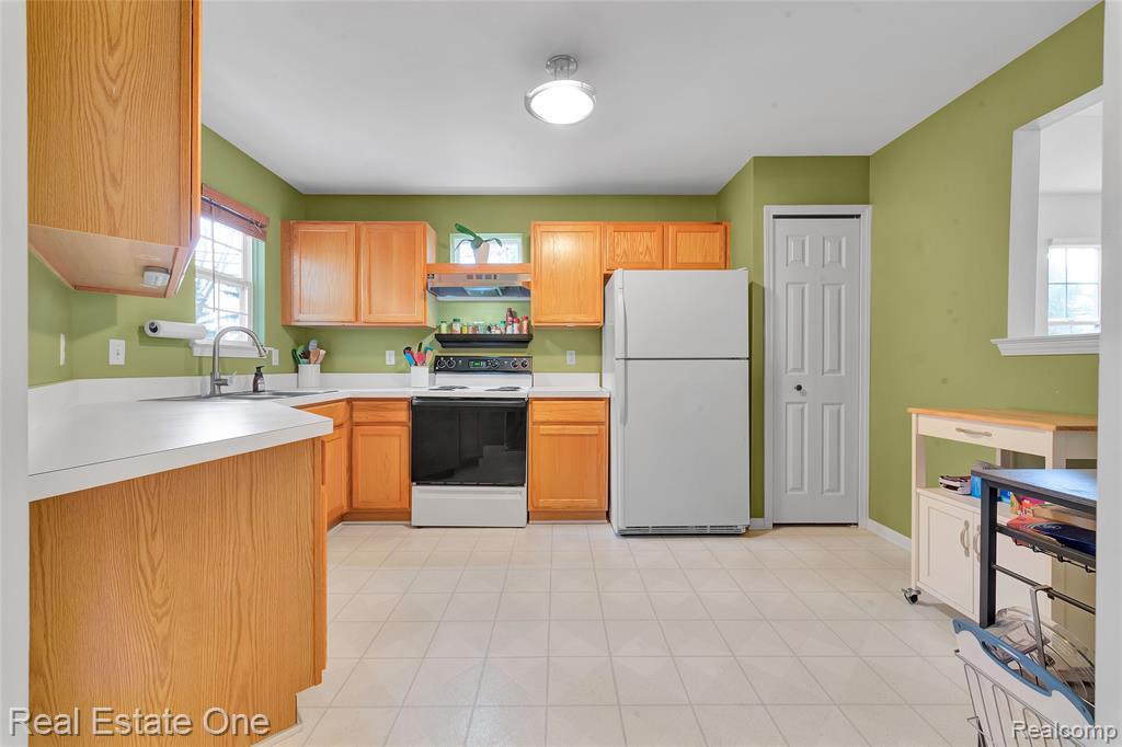 691 Chestnut Drive, Wixom, MI 48393 — Photo 22