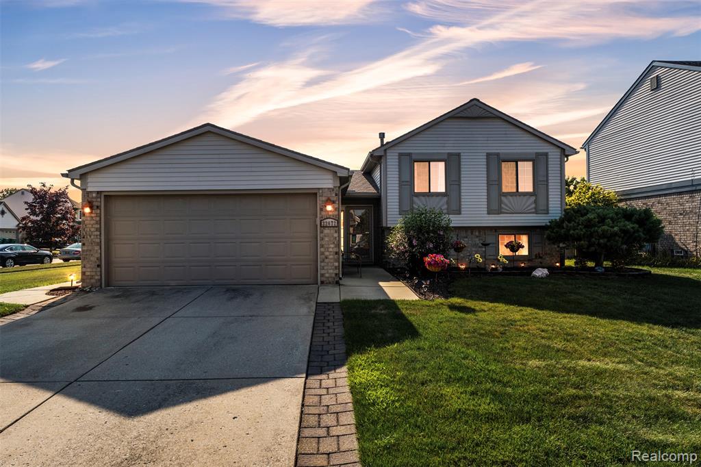 22672 Woodcreek Drive, Brownstown, MI 48134