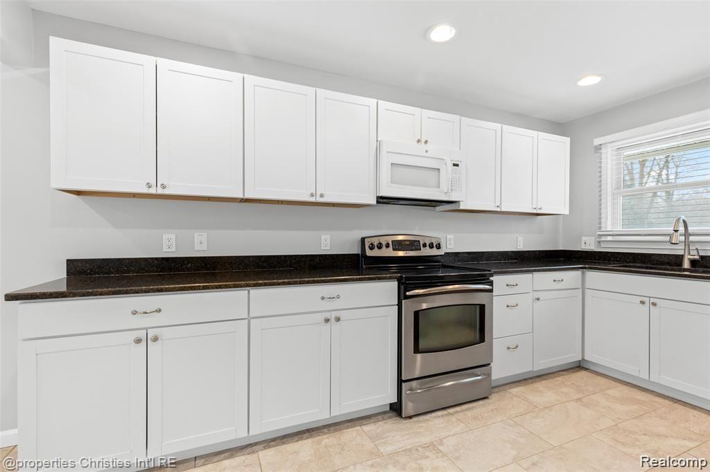 6881 W DARTMOOR Road, West Bloomfield, MI — Photo 18