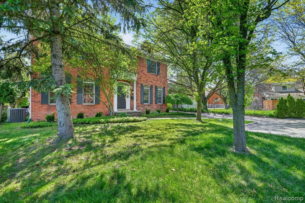 1112 Vernier Road, Grosse Pointe Woods, MI 48236 — Photo 2
