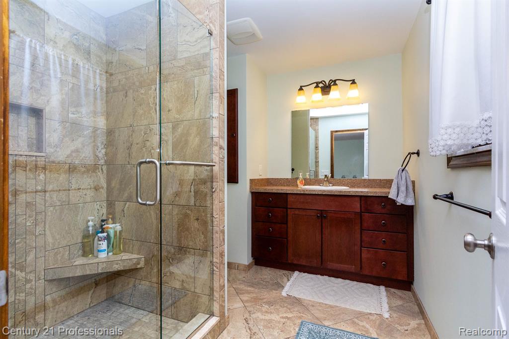 46498 HOUGHTON Drive, Shelby, MI 48315 — Photo 21