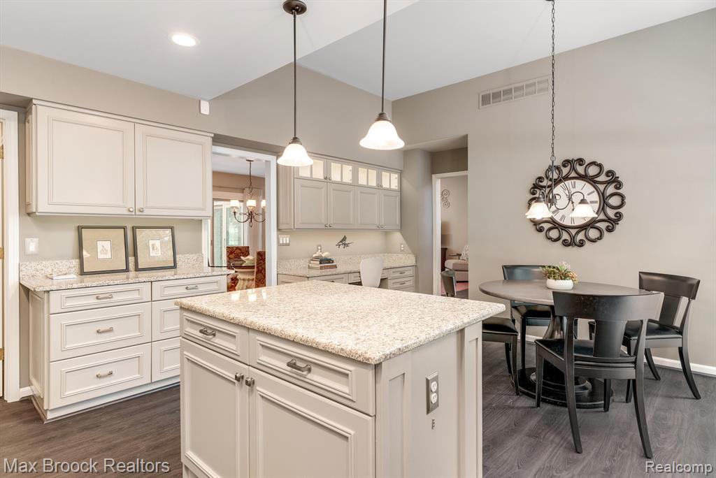 684 Deauville Lane, Bloomfield Hills, MI 48304 — Photo 16