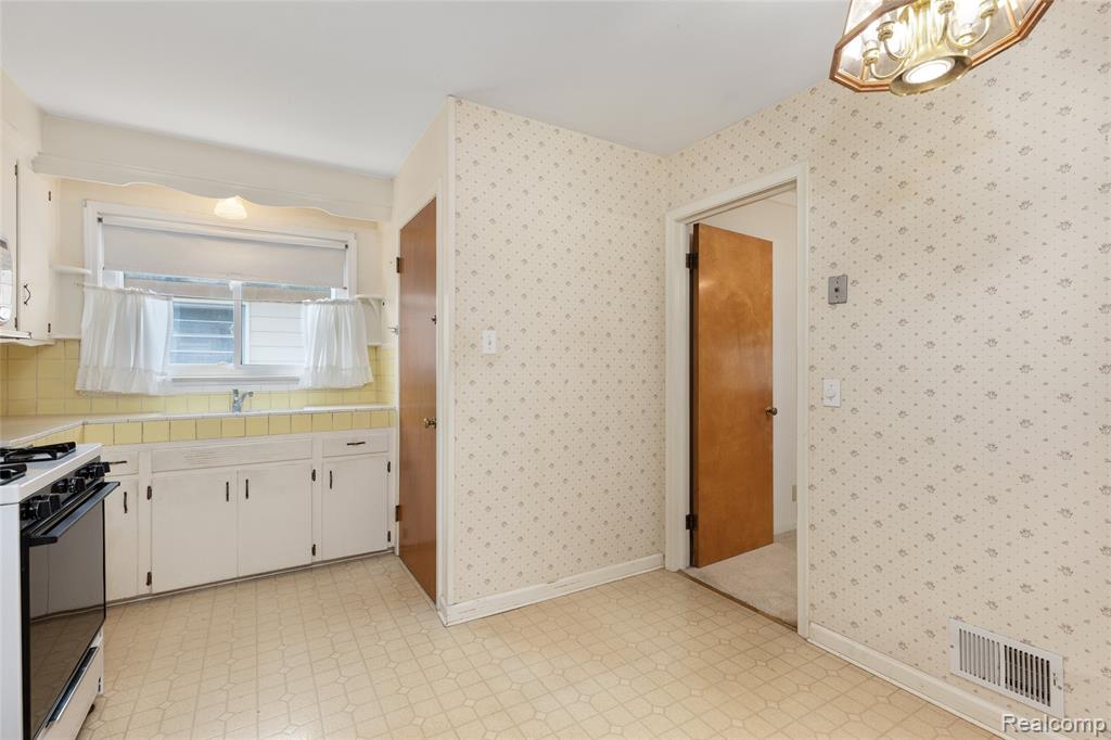 6455 Mayfair Street, Taylor, MI 48180 — Photo 13