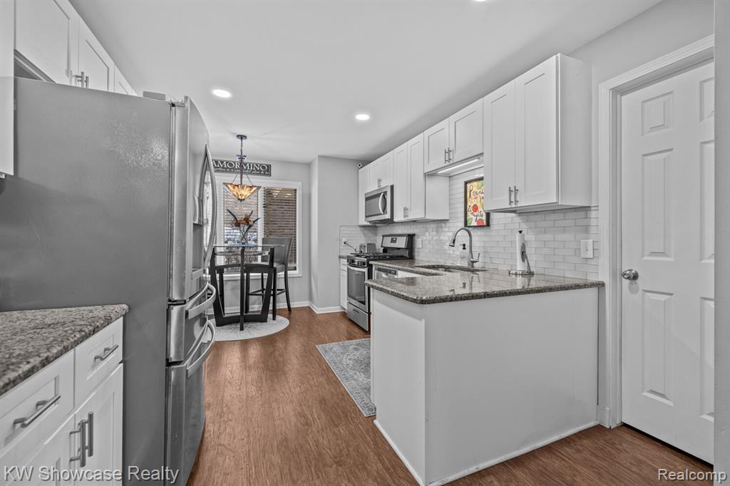4687 Fairway Court, Waterford, MI 48328 — Photo 11