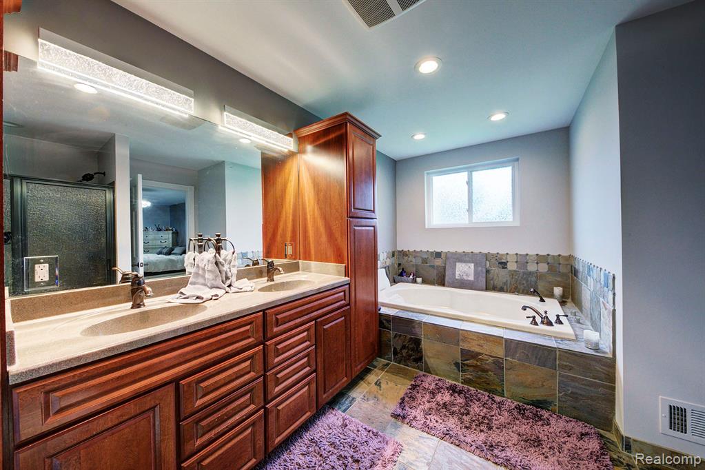 3978 CHANDA, Highland, MI 48356 — Photo 24