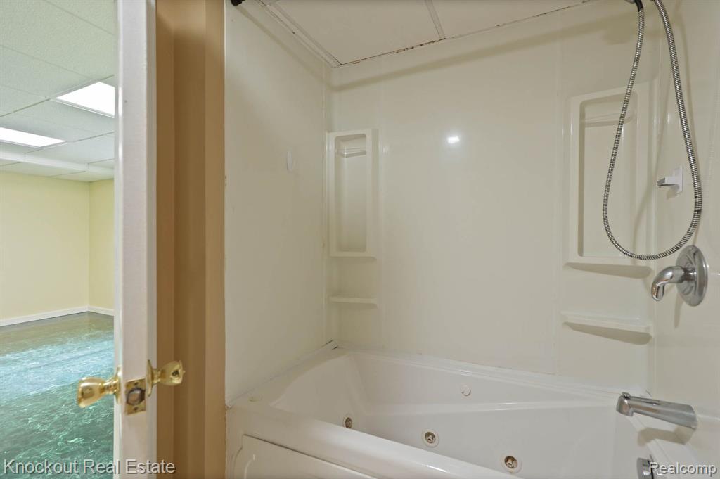 4887 CANTERBURY, Vassar, MI 48768 — Photo 38