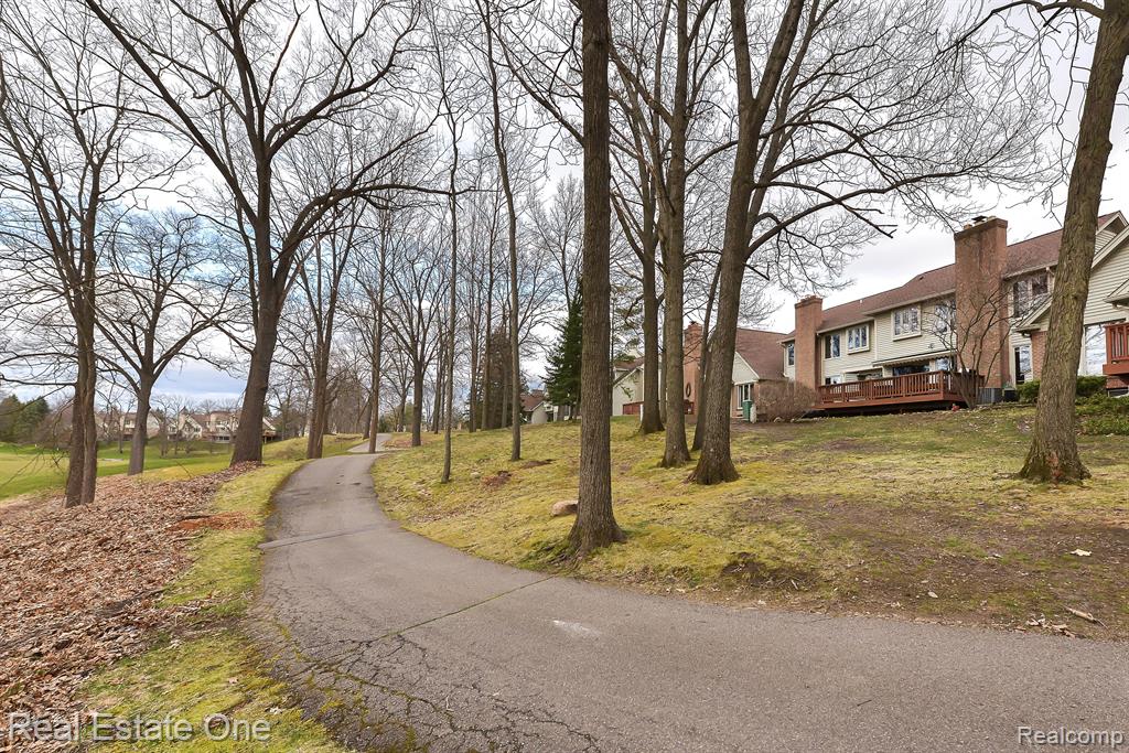 4490 GOLF VIEW Drive, Brighton, MI 48116 — Photo 2