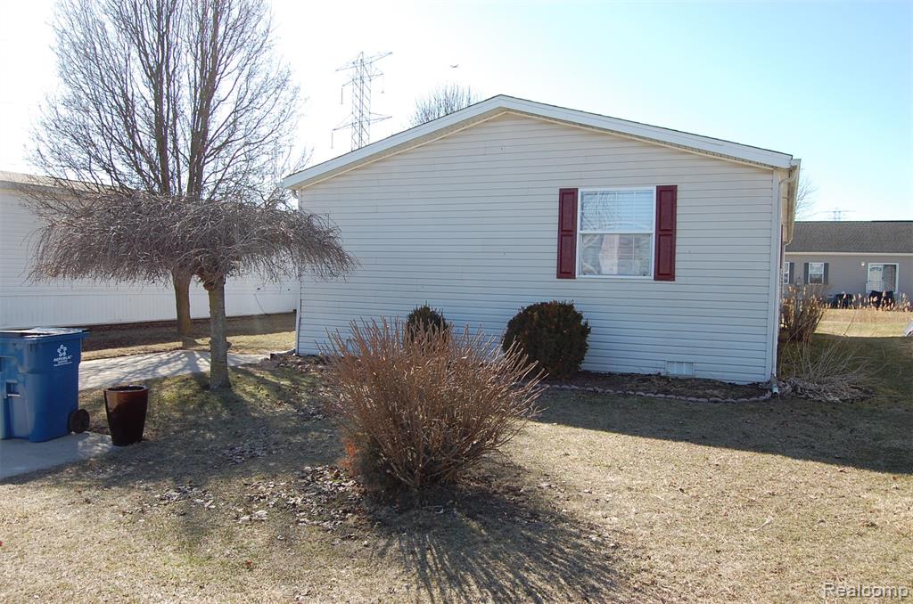 23166 Swallow, New Boston, MI 48164 — Photo 2
