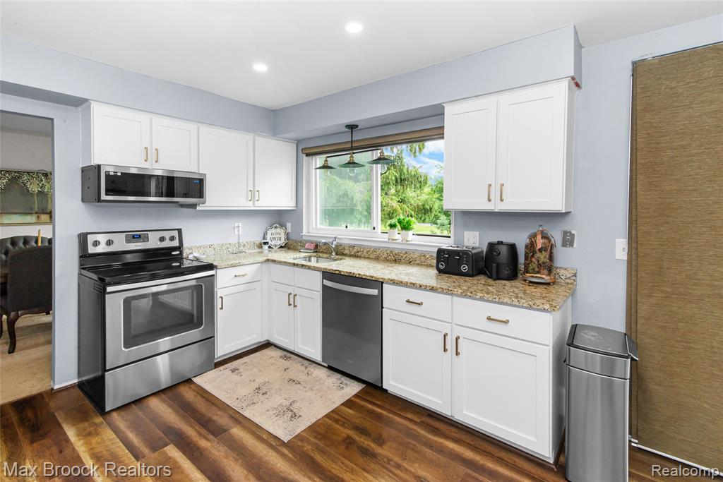 5484 Kingsfield Drive, West Bloomfield, MI — Photo 13