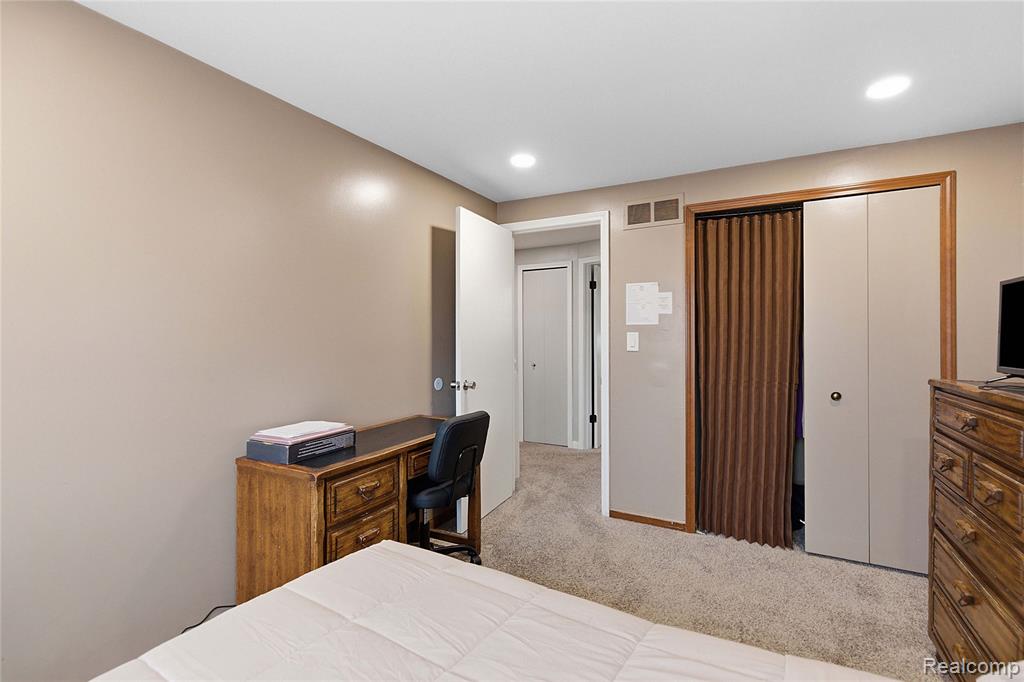 41383 Justin Drive, Clinton Twp, MI 48038 — Photo 18