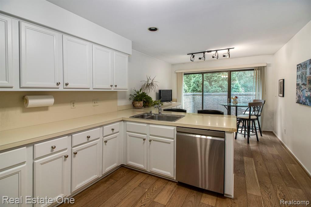 5537 Walnut Circle W, West Bloomfield, MI — Photo 12