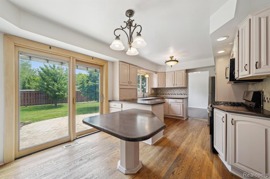 7302 PARKWAY Court, Canton, MI 48187 — Photo 25