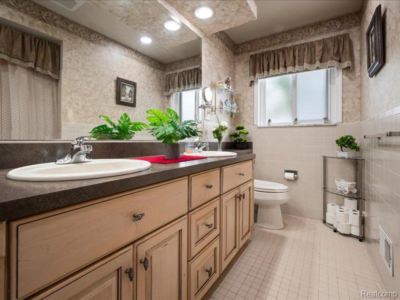 8382 Fairfax Drive, Sterling Heights, MI 48312 — Photo 11