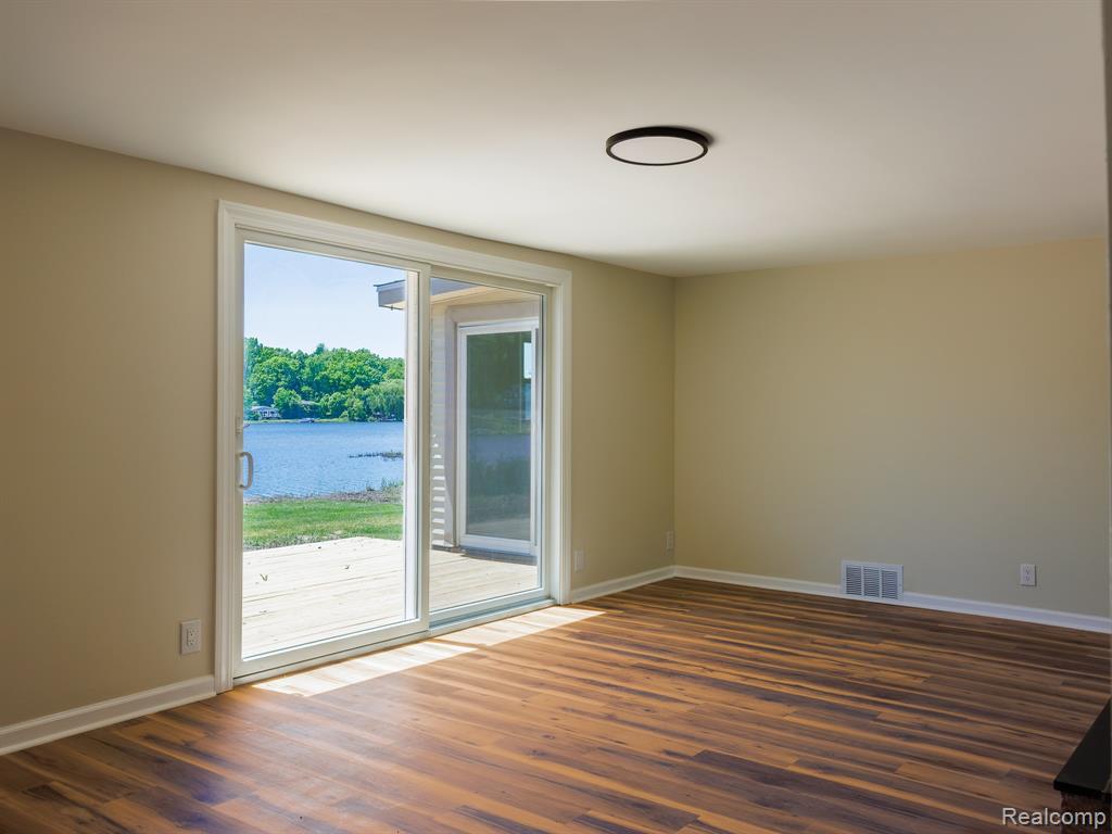 11560 Island Ct Court, Hartland, MI 48353 — Photo 10