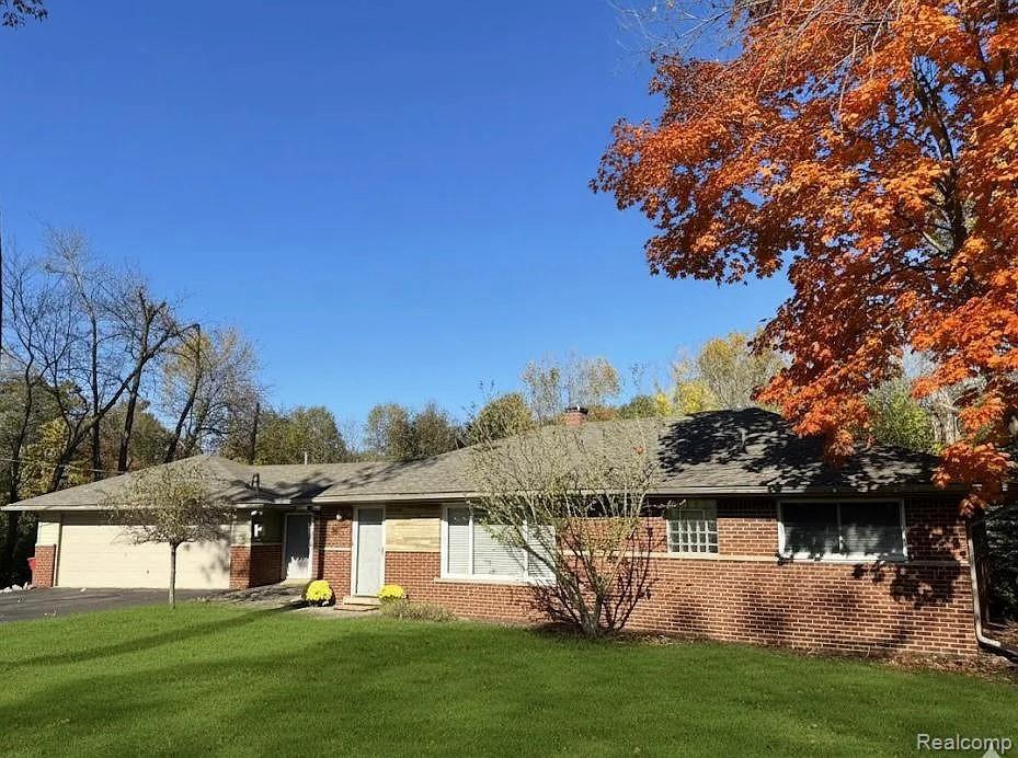 7420 Locklin, West Bloomfield, MI 48324 — front exterior