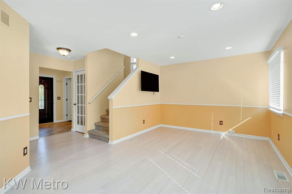 8590 BARRINGTON Drive, Ypsilanti, MI 48198 — Photo 17
