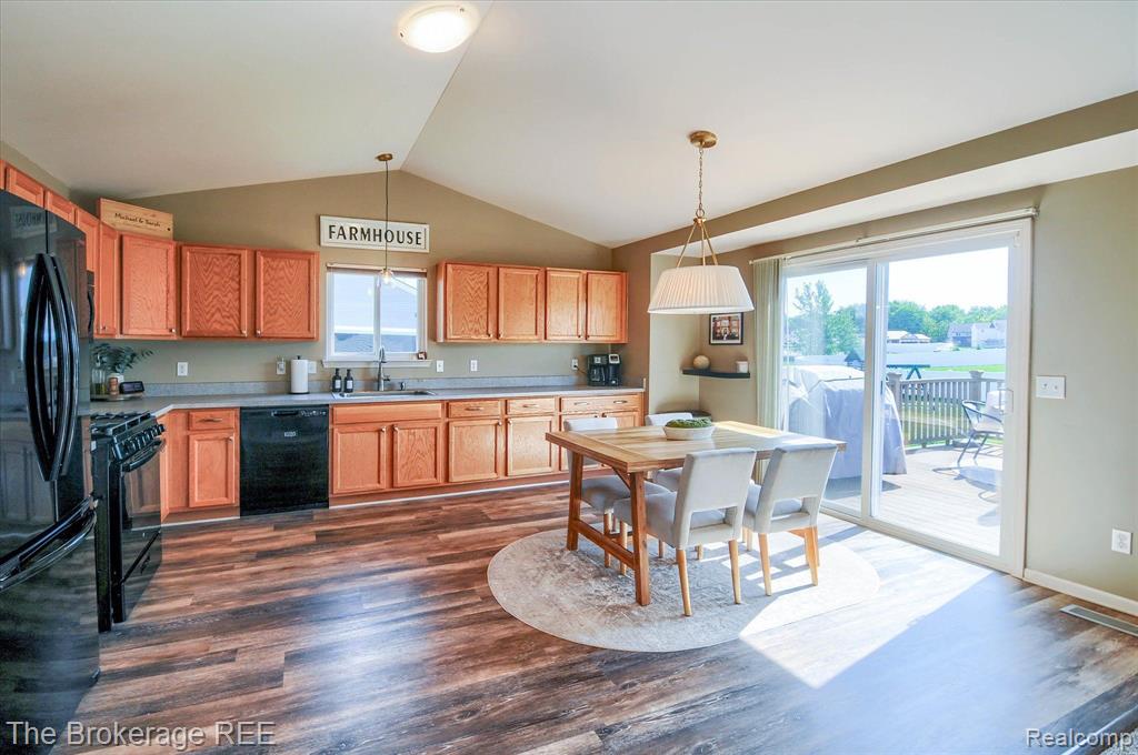 8089 PENINSULA Circle, Grand Blanc, MI 48439 — Photo 13