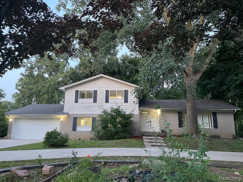 7421 Heather Heath, West Bloomfield, MI — front exterior
