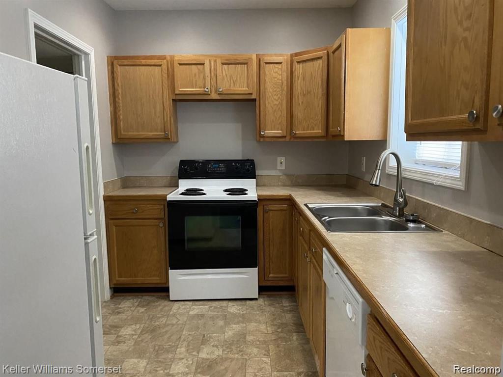 18541 Utica, Roseville, MI 48066 — Photo 7
