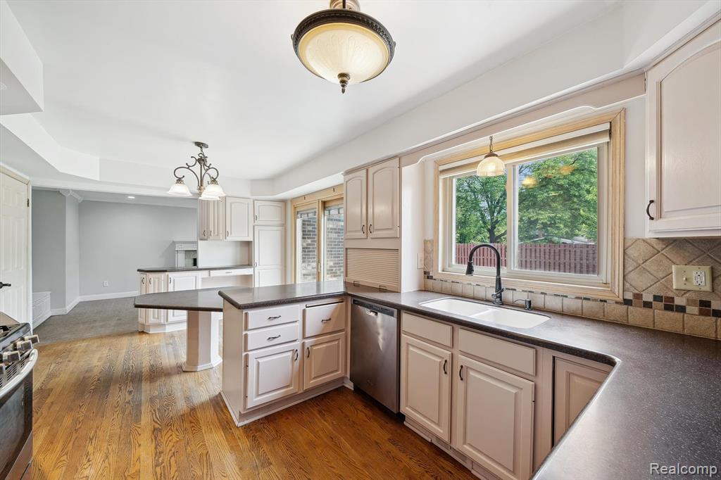 7302 PARKWAY Court, Canton, MI 48187 — Photo 20