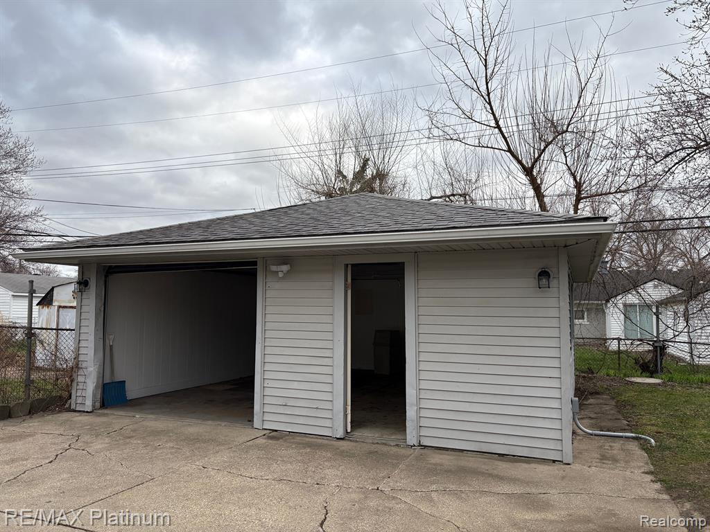 914 E KALAMA Avenue, Madison Heights, MI 48071 — Photo 13