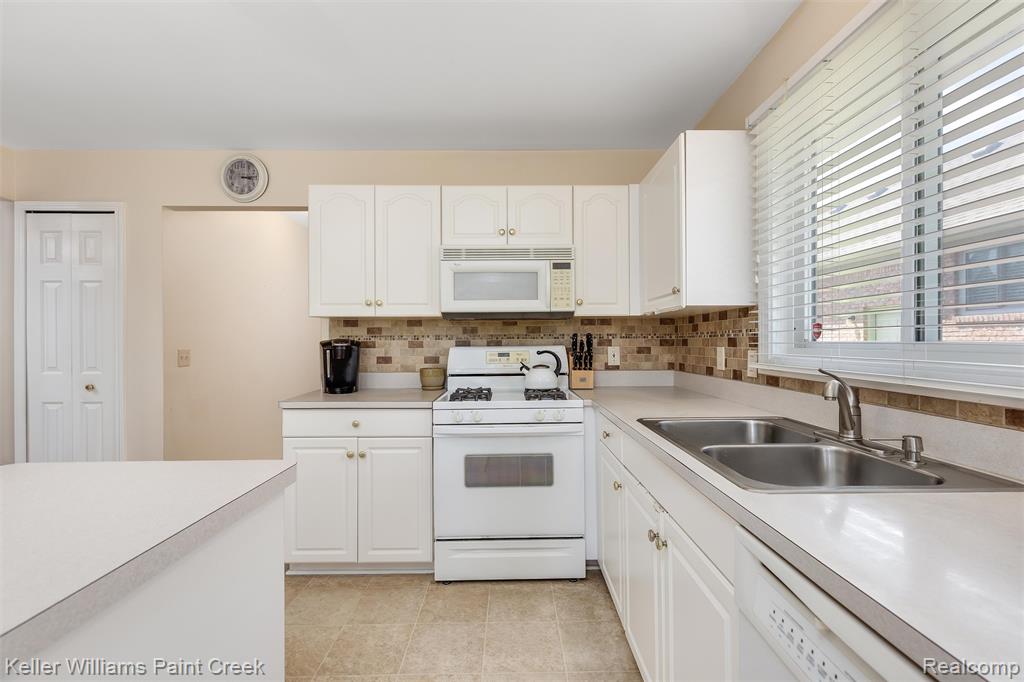 49240 Shenandoah Drive, Macomb, MI 48044 — Photo 23