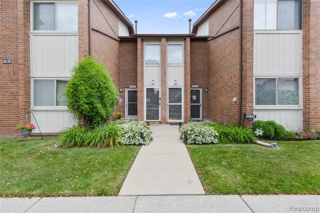 33905 Pondview Circle, Livonia, MI 48152 — front exterior