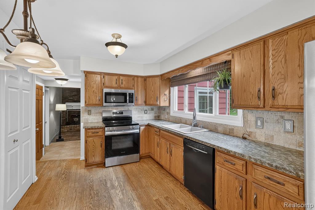 2356 Pineview Court, Flushing, MI 48433 — Photo 14