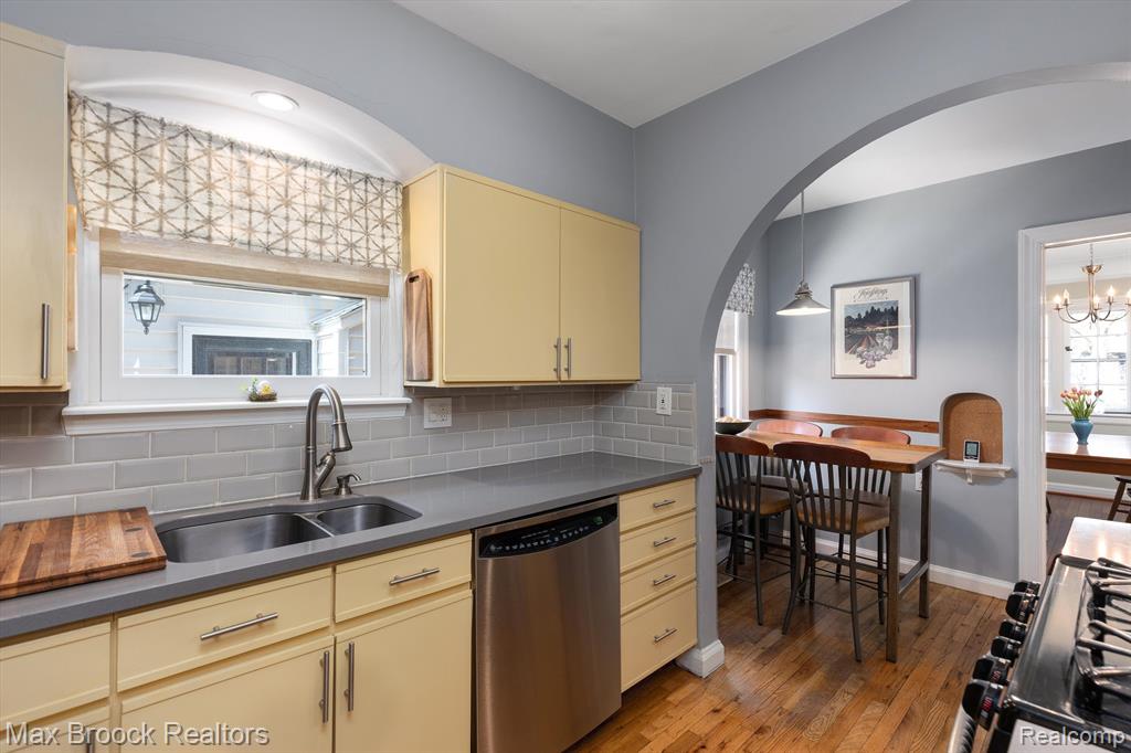 831 W OAKRIDGE Street, Ferndale, MI 48220 — Photo 14