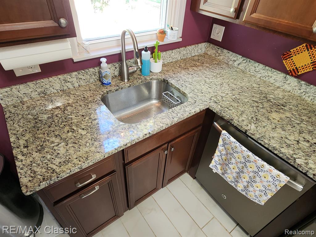 621 SYMES Avenue, Royal Oak, MI 48067 — Photo 9