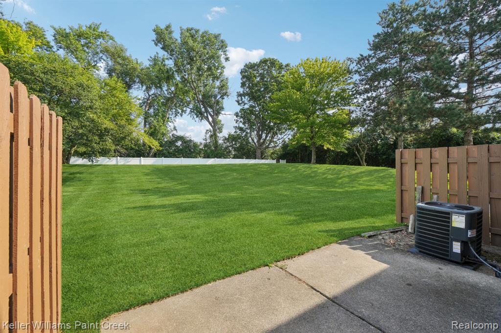 19610 Raleigh Circle N, Southfield, MI 48076 — Photo 32