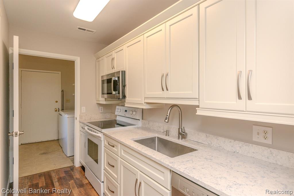 759 PENINSULA, Ann Arbor, MI 48105 — Photo 13