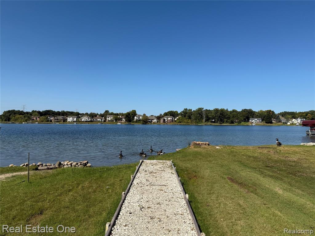2910 Loon Drive, Wixom, MI — Photo 6