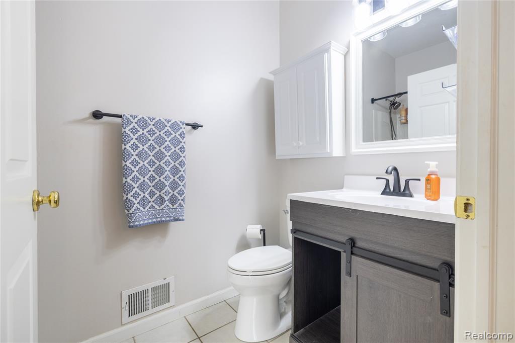 5300 Torrington Drive, 4, Monroe, MI 48161 — Photo 9