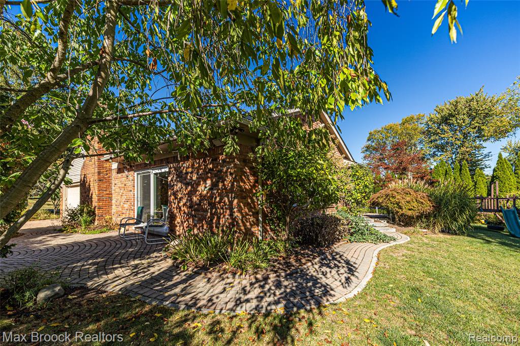 5605 Woodwind Drive, Bloomfield Hills, MI 48301 — Photo 10