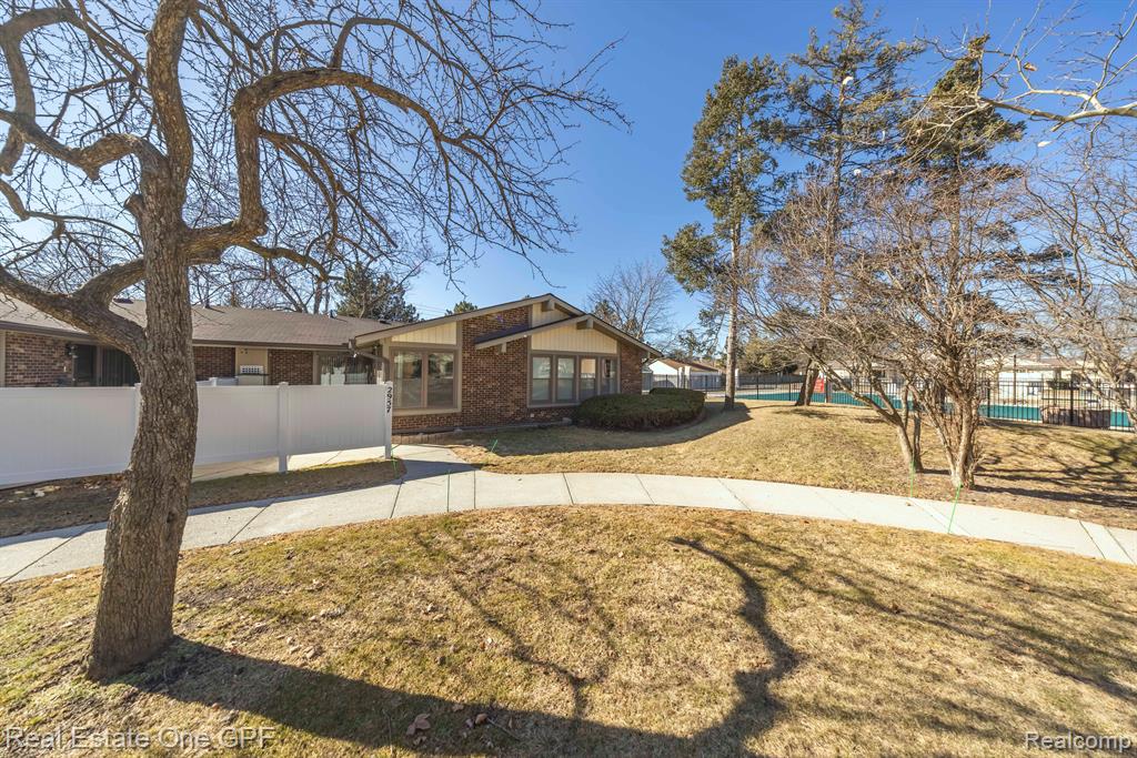 2957 ROUNDTREE Drive, Troy, MI 48083 — Photo 29
