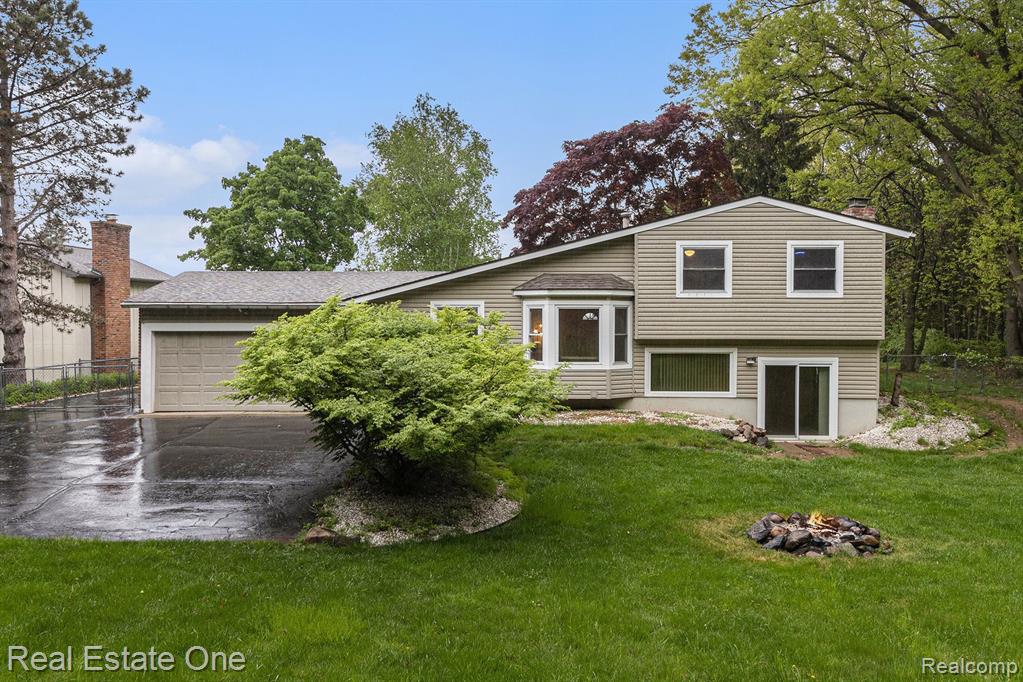 8830 SKYLANE Drive, Brighton, MI 48114 — Photo 2