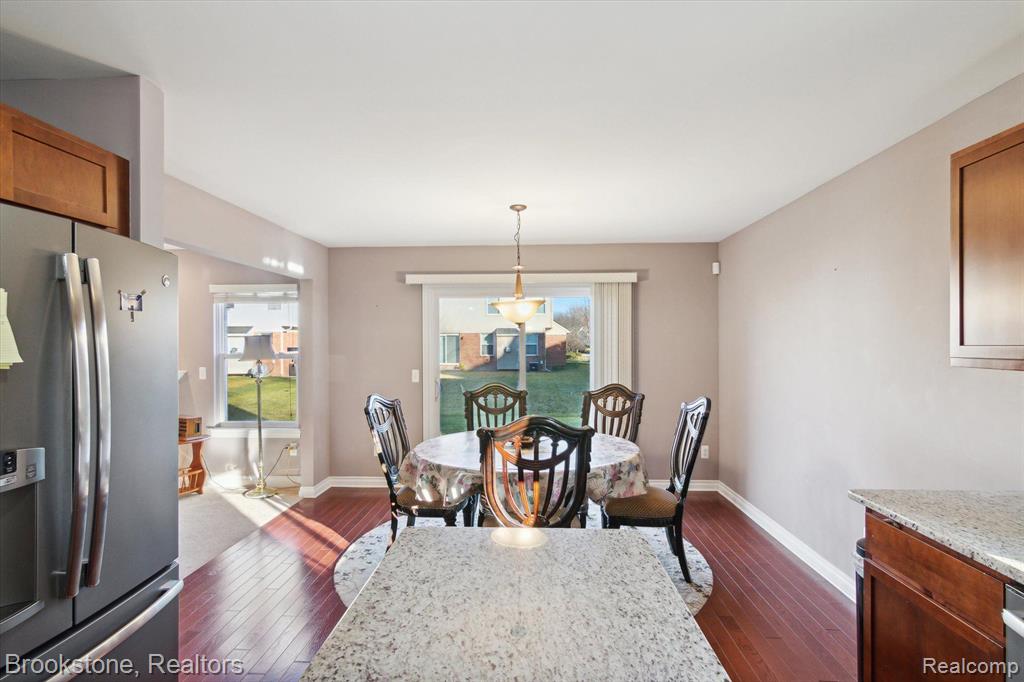 712 SUPERIOR Parkway, Westland, MI — Photo 17