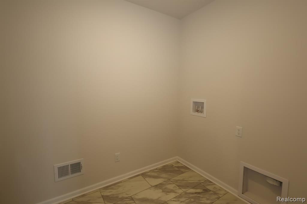 395 EDGE BROOK Drive, Holly, MI 48442 — Photo 28