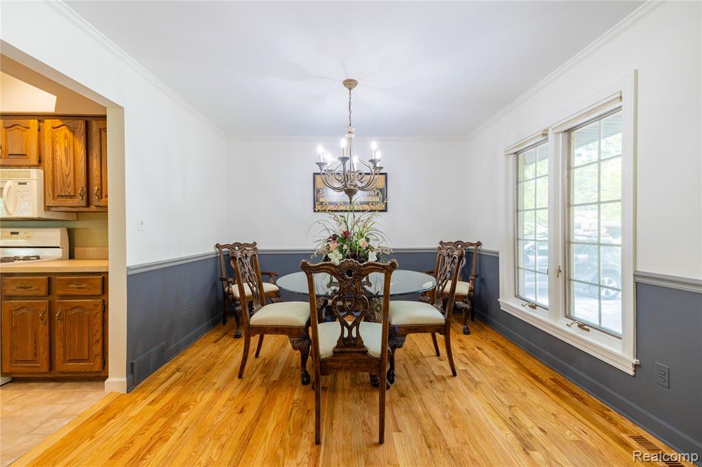 8366 Glengarry Road, Grosse Ile, MI 48138 — Photo 11
