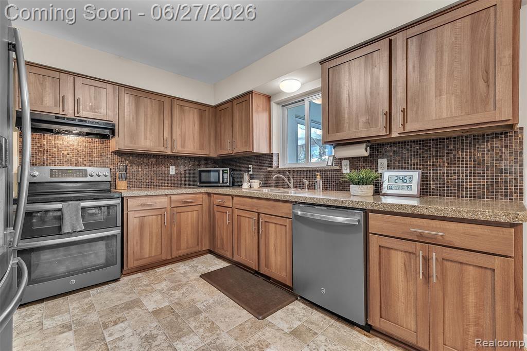 2276 Webster Park Drive, Howell, MI 48843 — Photo 14
