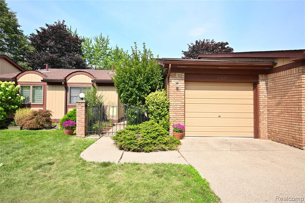 27820 Hollywood Boulevard, Warren, MI 48093