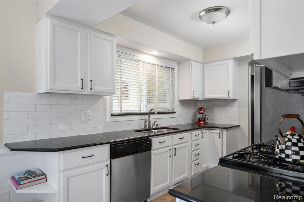 820 CHEROKEE Avenue, Royal Oak, MI 48067 — Photo 9