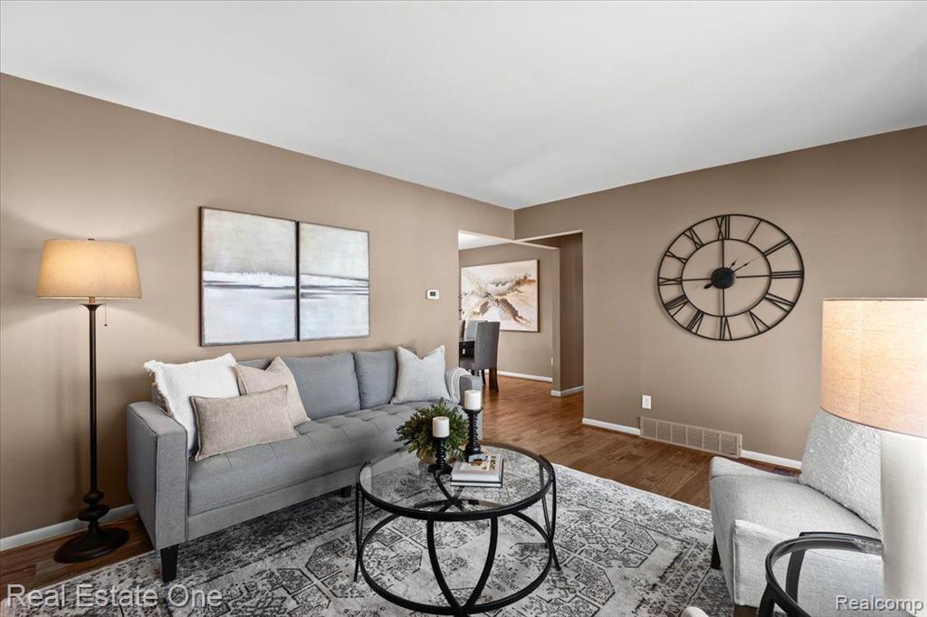 606 HICKORY Street, Milford, MI 48381 — Photo 5