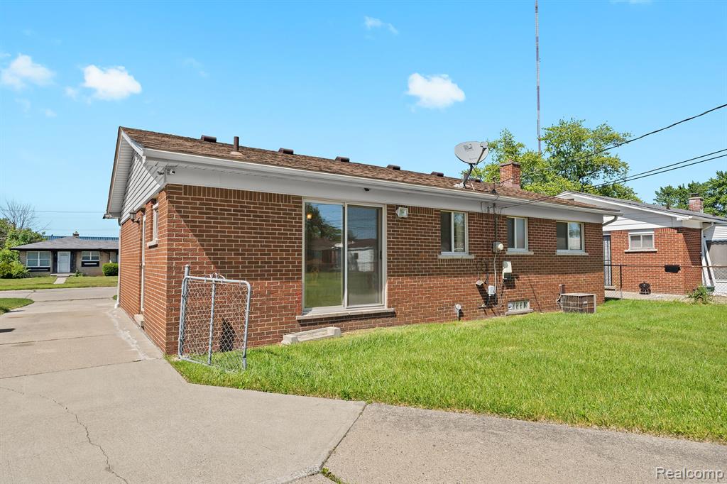 10563 N OAK Drive, Ferndale, MI 48220 — Photo 19