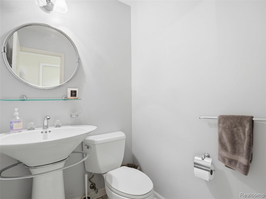 426 Oak Run Court, Royal Oak, MI 48073 — Photo 16
