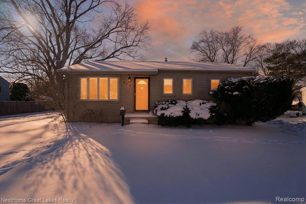 819 Southwood Drive, Fenton, MI 48430 — front exterior
