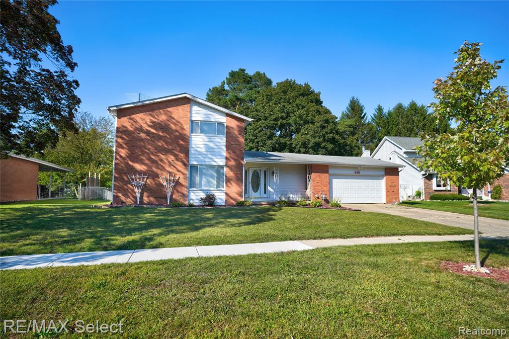 445 Bellewood Drive, Flushing, MI 48433 — front exterior