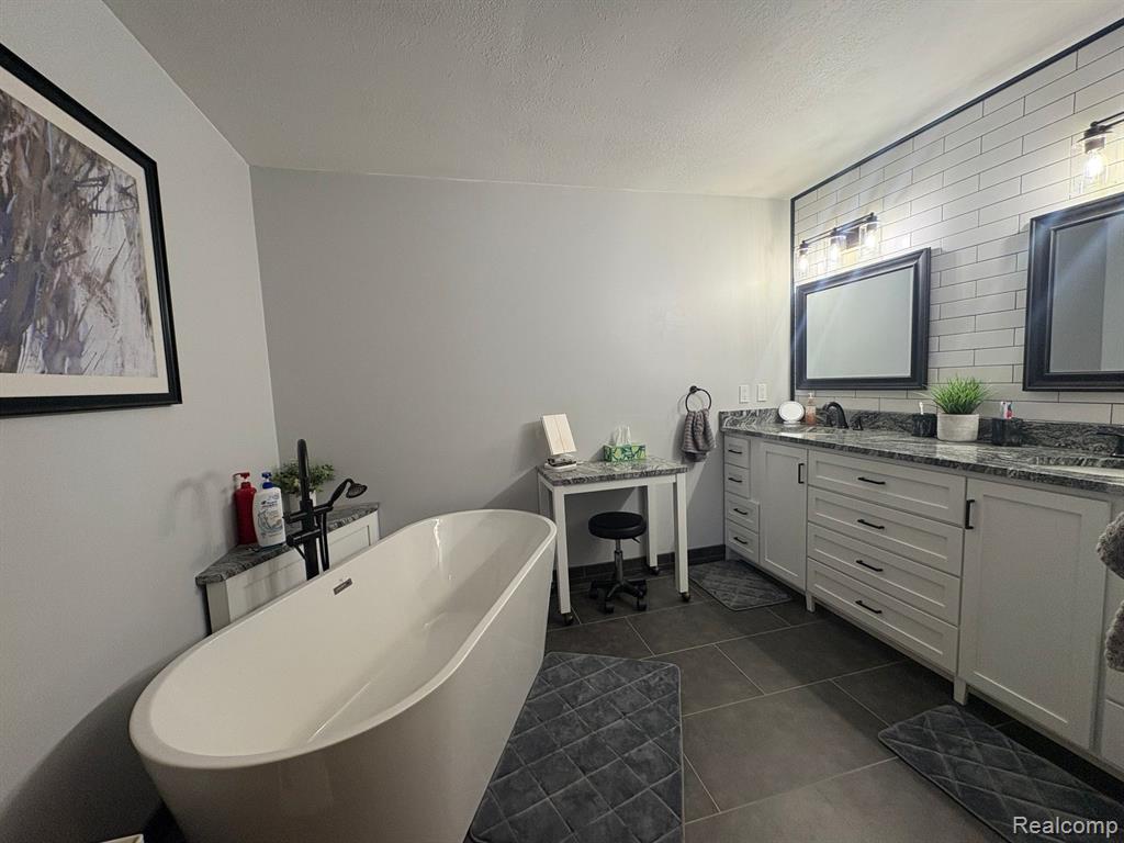7681 Fieldcrest Drive, Almont, MI 48003 — Photo 23